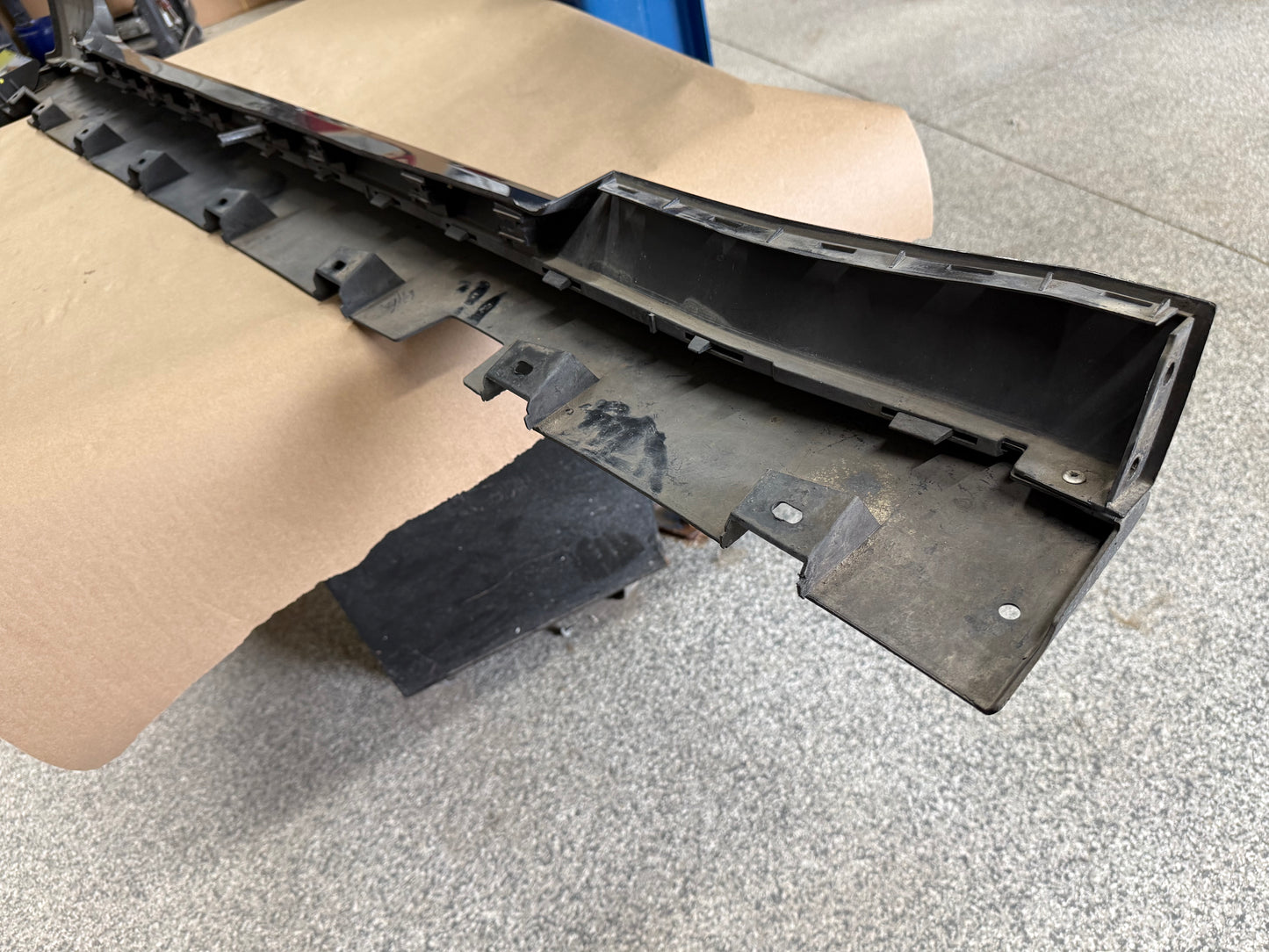 2015-2023 Ford Mustang GT V6 LH Side Skirt Molding Driver Side "J7"