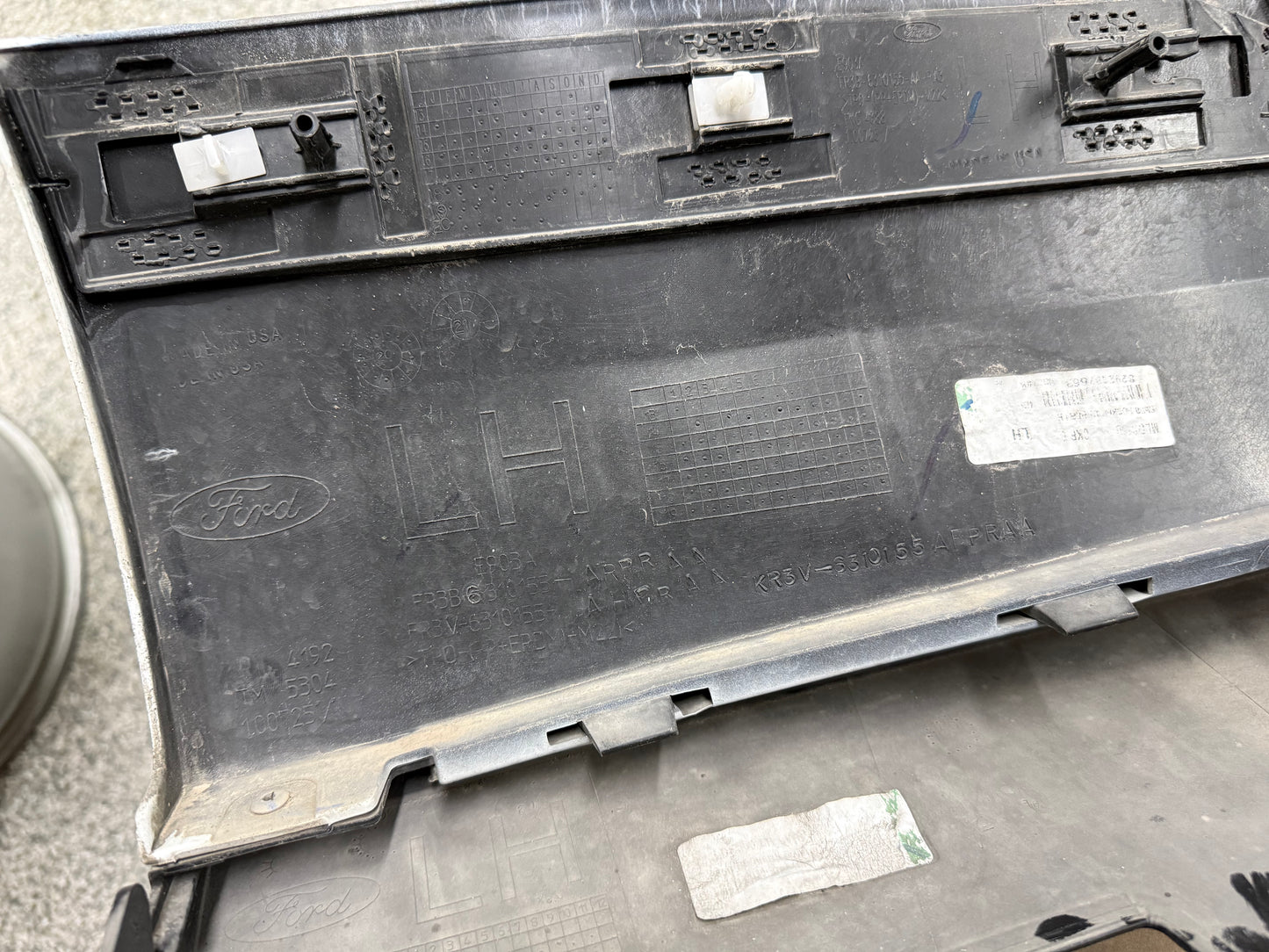 2015-2023 Mustang GT V6 LH Side Skirt Molding Driver Side "White"