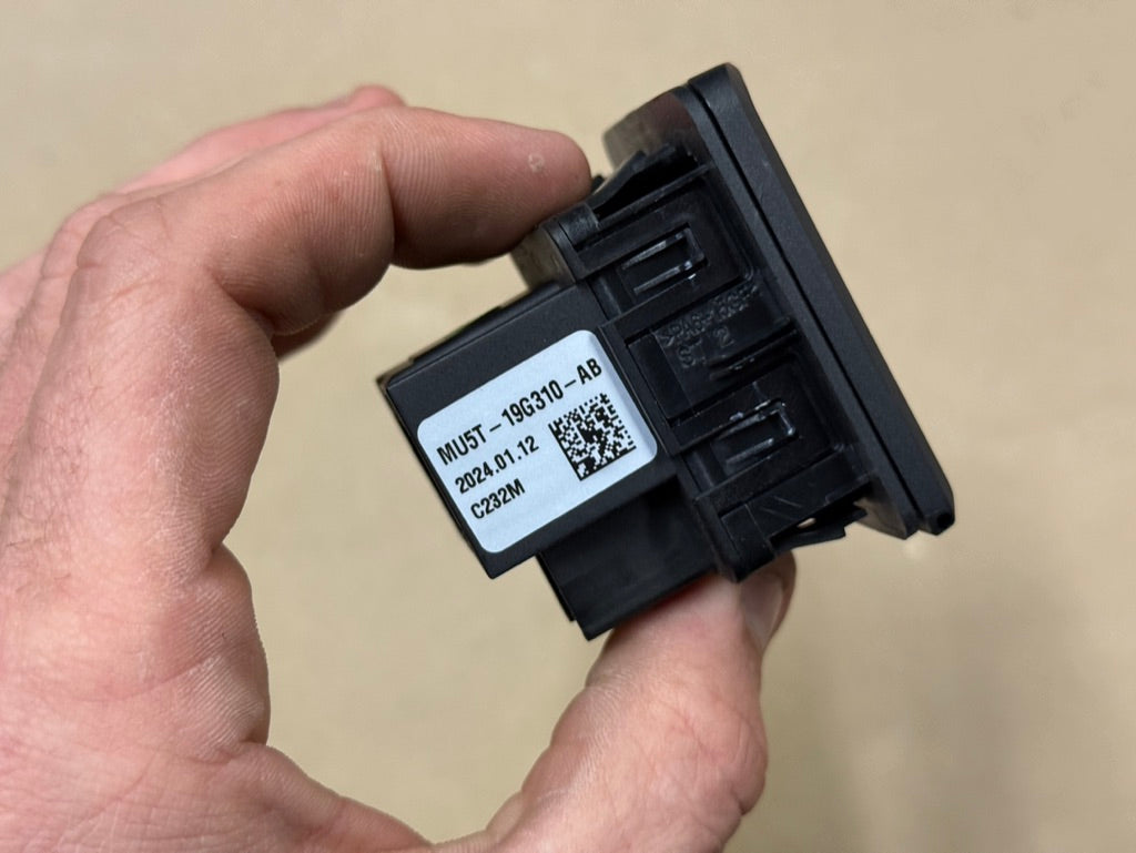 2023-2025 Ford F-250 F-350 Super Duty 120V AC 400W Outlet MU5T-19G310-AB