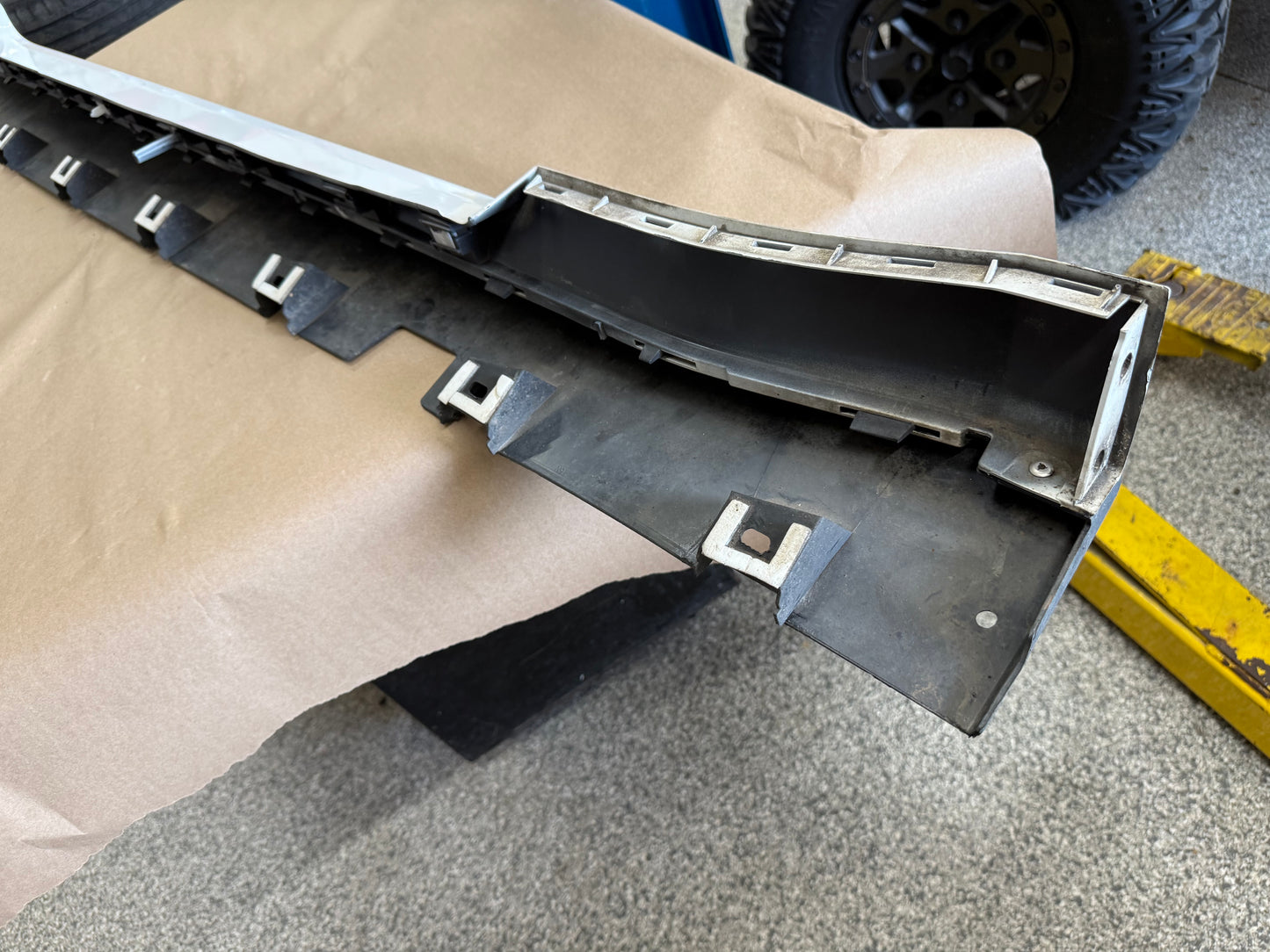 2015-2023 Ford Mustang GT V6 LH Side Skirt Molding Driver Side "YZ"