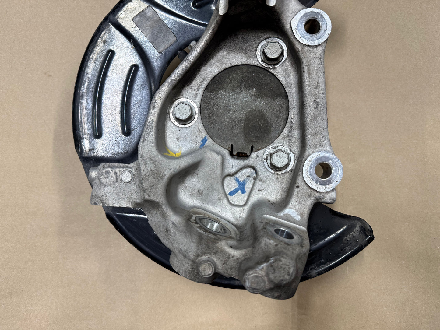2010-2015 Chevrolet Camaro SS RH Passenger Side Front Spindle Knuckle Hub GM