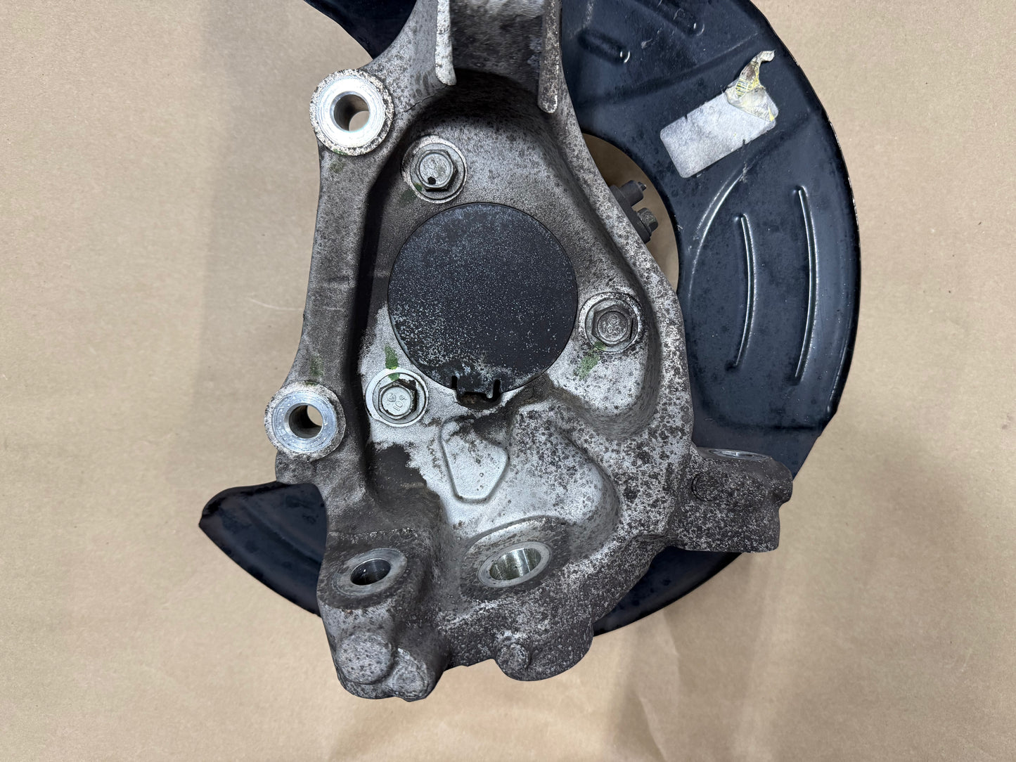 2010-2015 Chevrolet Camaro SS LH Driver Front Spindle Knuckle Hub GM