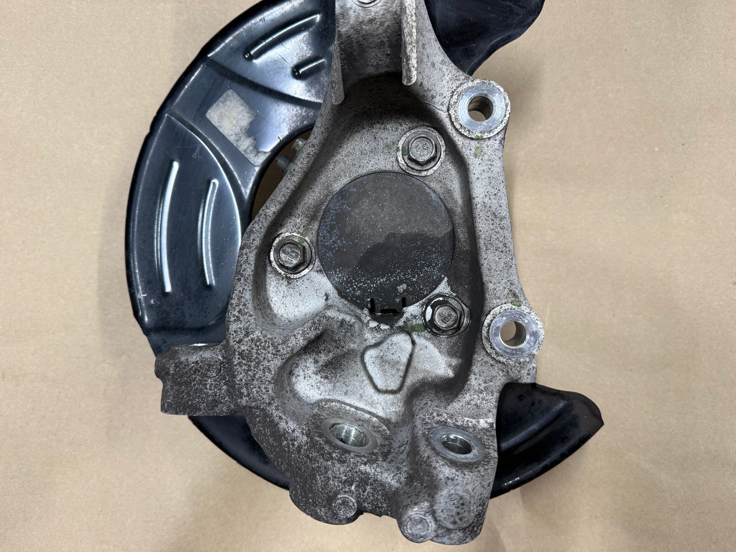 2010-2015 Chevrolet Camaro SS RH Passenger Side Front Spindle Knuckle Hub GM