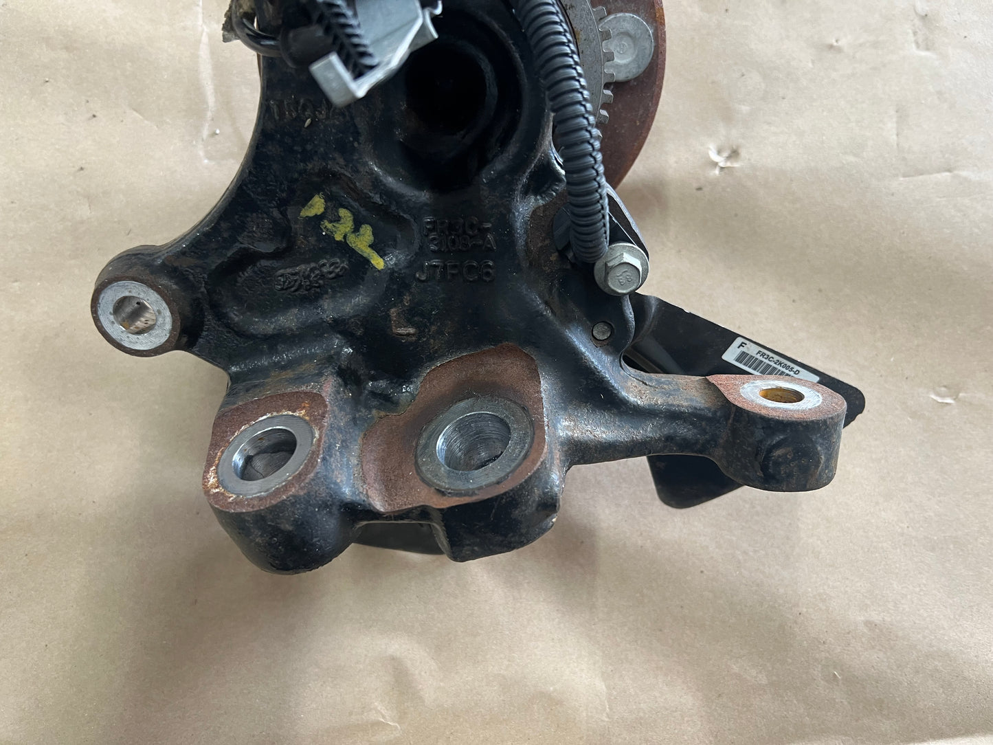 2015-2020 Ford Mustang 5.0L GT LH Driver Side Front Spindle Knuckle Hub PP1