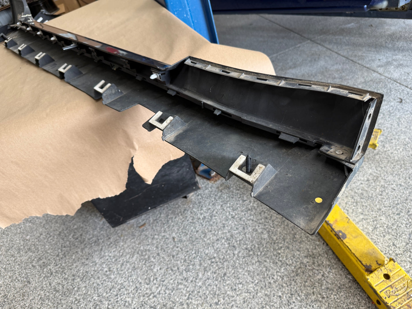 2015-2023 Mustang GT V6 LH Side Skirt Molding Driver Side "J7"