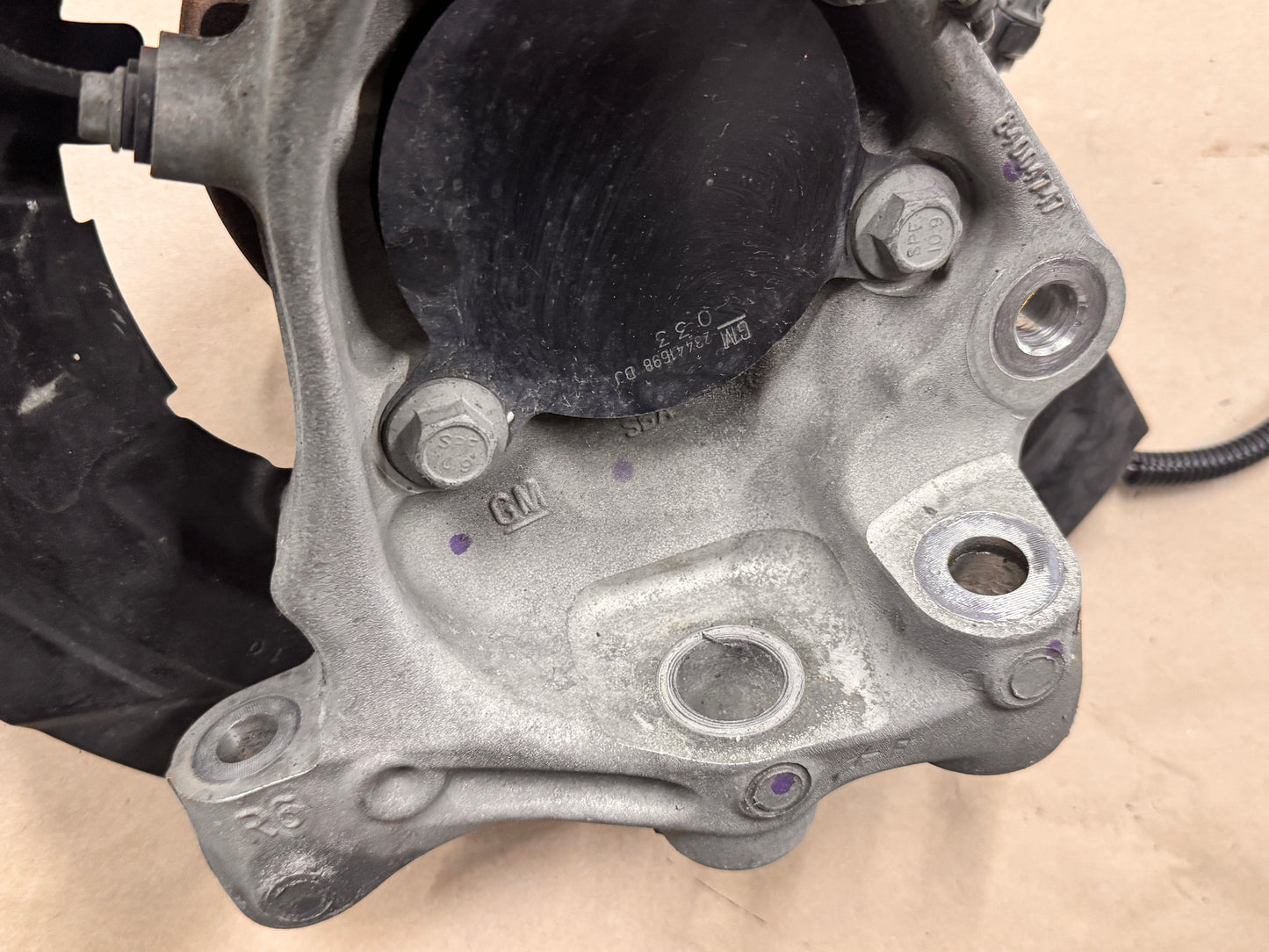 2016-2023 Chevrolet Camaro SS RH Passenger Front Spindle Knuckle Hub GM 84004747