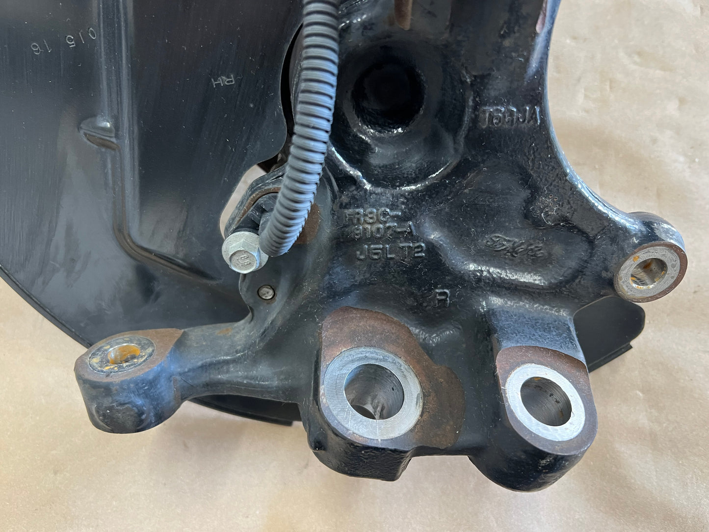 2015-2020 Ford Mustang 5.0L GT RH Passenger Side Front Spindle Knuckle Hub - OEM