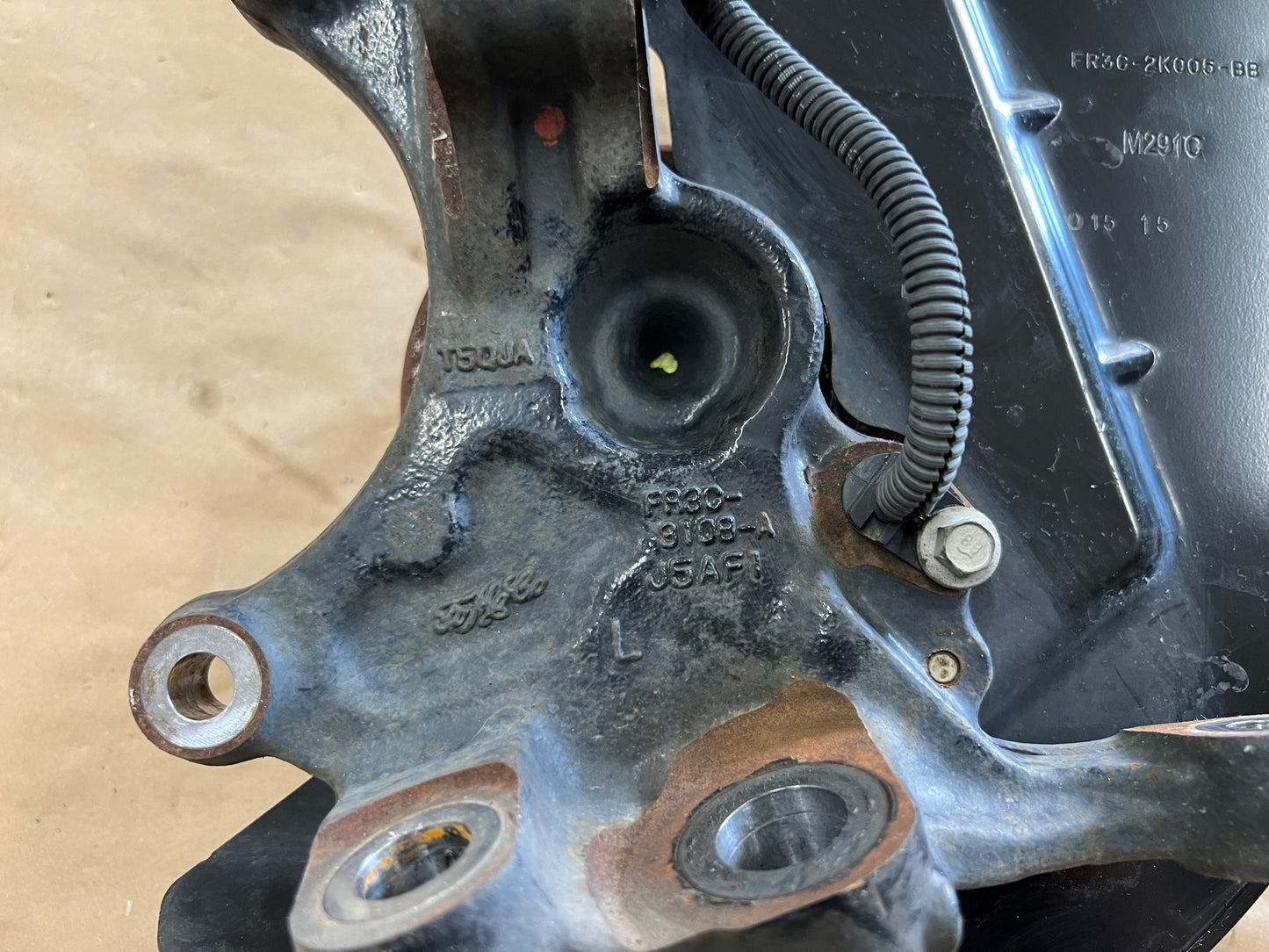 2015-2020 Ford Mustang 5.0L GT LH Driver Side Front Spindle Knuckle Hub