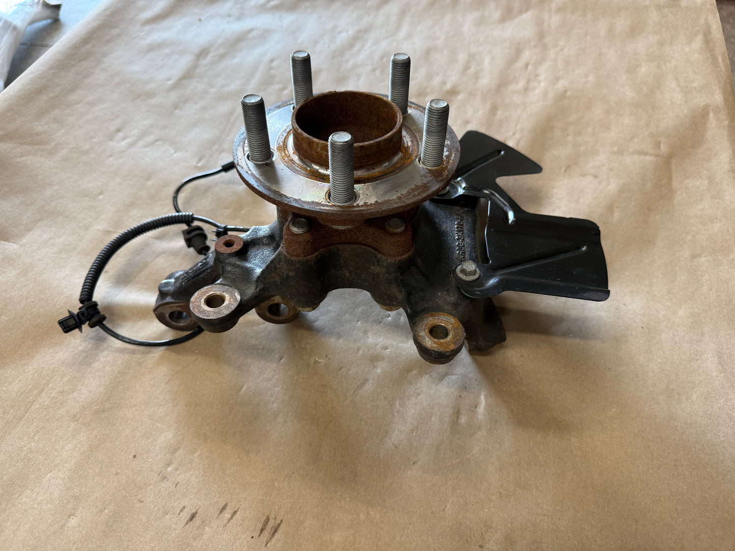 2021-2023 Ford Mustang 5.0 GT RH Passenger Side Front Spindle Knuckle Hub 4 Bolt