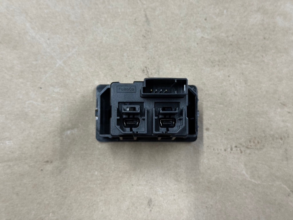 Ford Mustang USB Port OEM 16-17