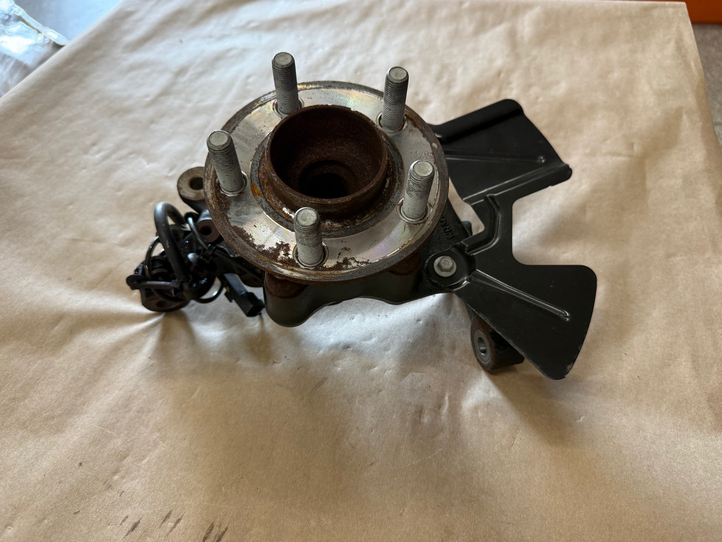 2021-2023 Ford Mustang 5.0 GT LH Driver Side Front Spindle Knuckle Hub 4 Bolt