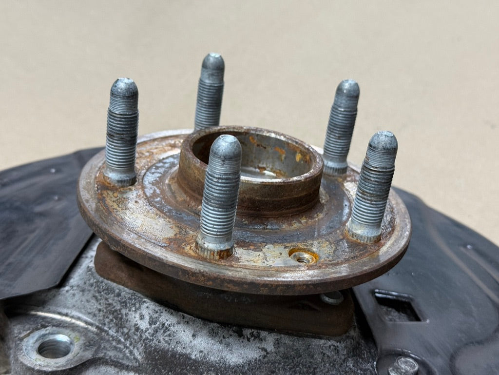 2010-2015 Chevrolet Camaro SS RH Passenger Side Front Spindle Knuckle Hub GM