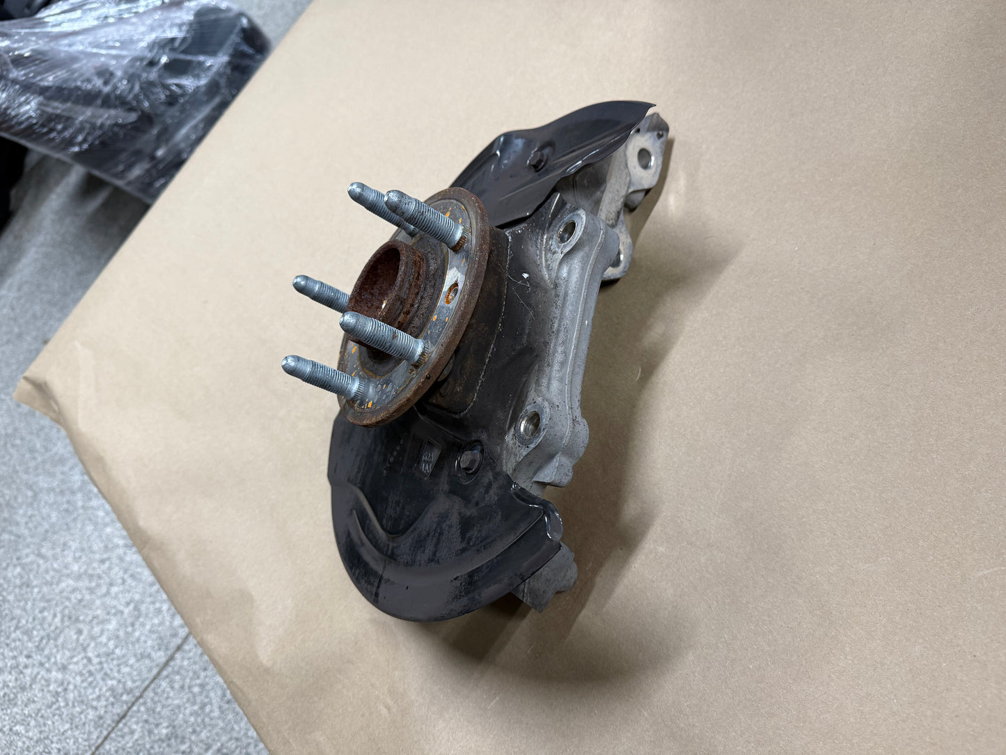 2010-2015 Chevrolet Camaro SS LH Driver Front Spindle Knuckle Hub GM