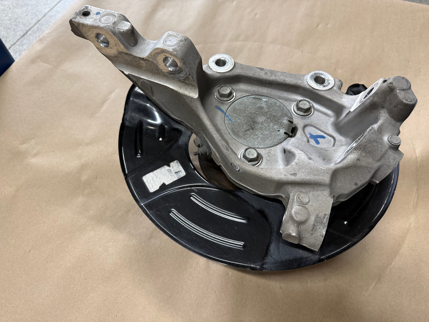 2010-2015 Chevrolet Camaro SS RH Passenger Side Front Spindle Knuckle Hub GM