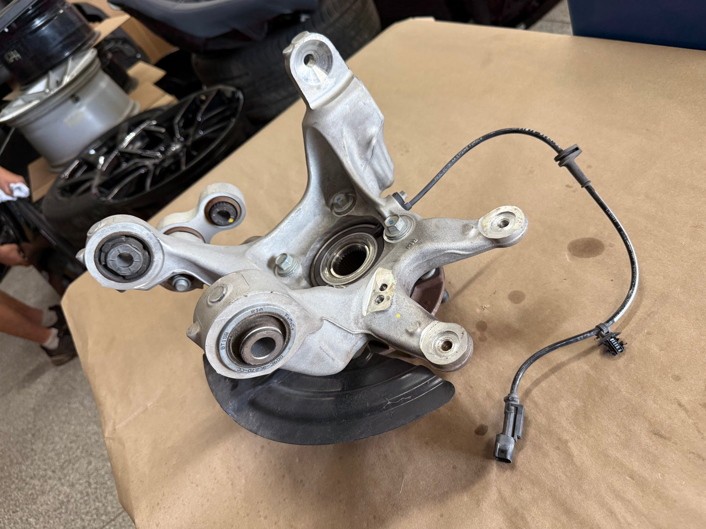 2024-2026 Ford Mustang GT RH Passenger Side Rear Spindle Knuckle Hub