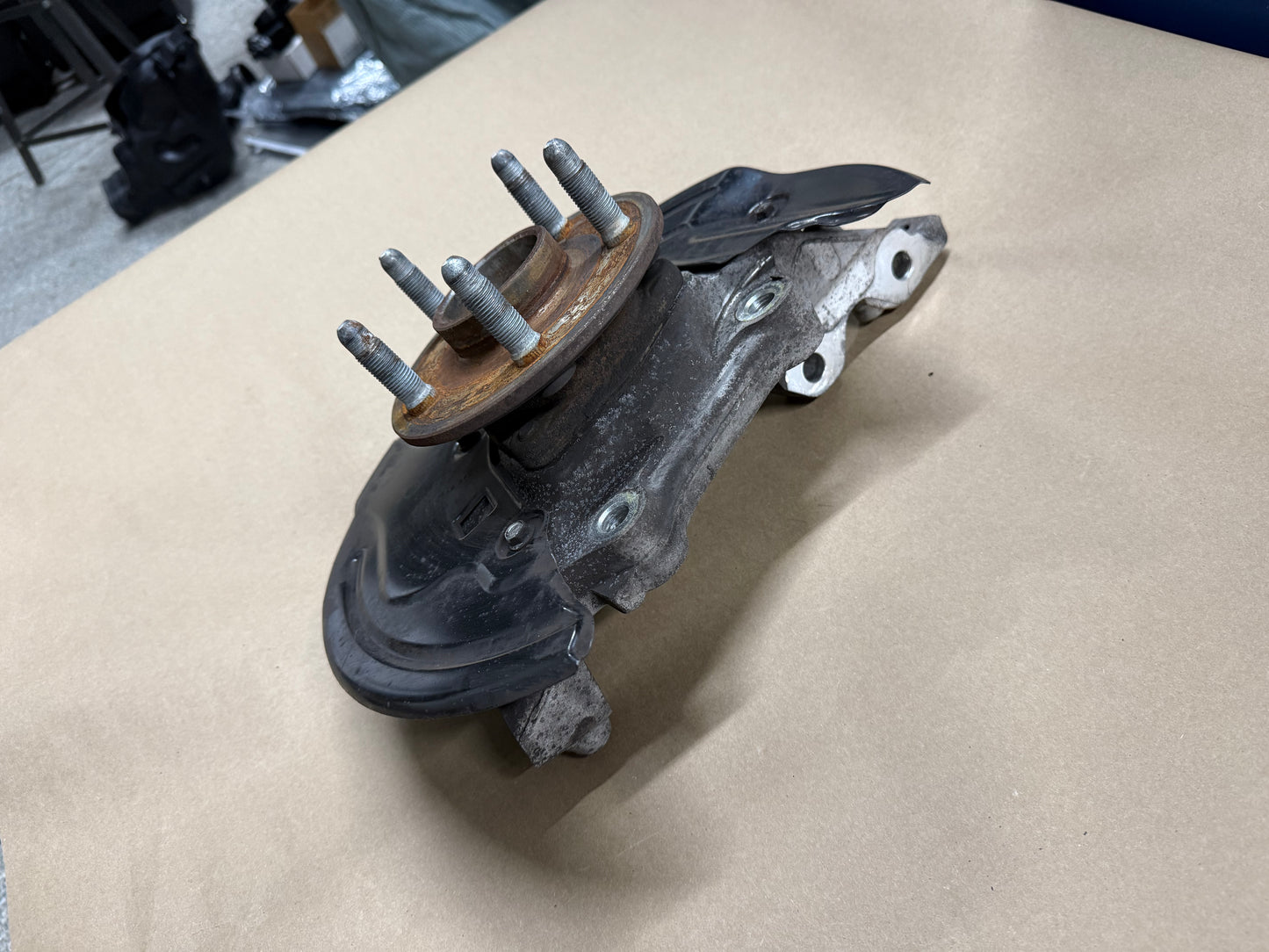 2010-2015 Chevrolet Camaro SS LH Driver Front Spindle Knuckle Hub GM