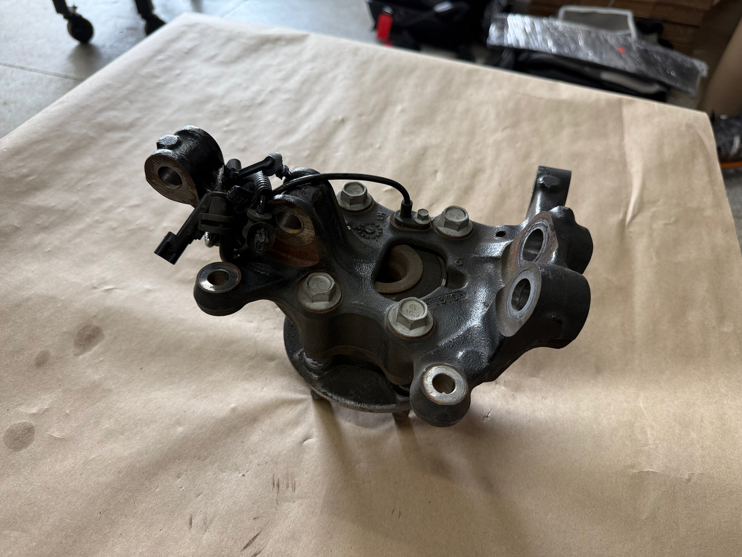 2021-2023 Ford Mustang 5.0 GT LH Driver Side Front Spindle Knuckle Hub 4 Bolt