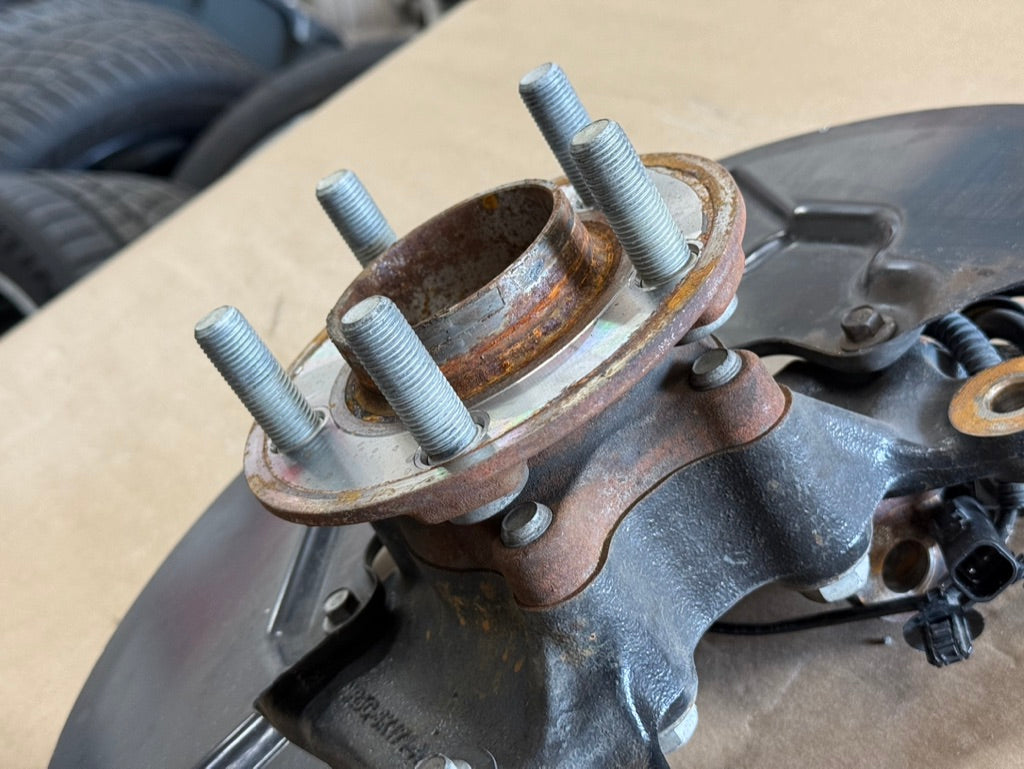 2021-2023 Ford Mustang 5.0 GT LH Driver Side Front Spindle Knuckle Hub 4 Bolt