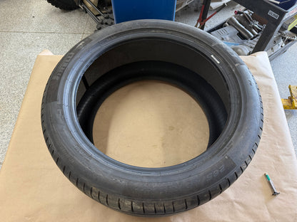 Pirelli P Zero PZ4 285/40/19 Tire