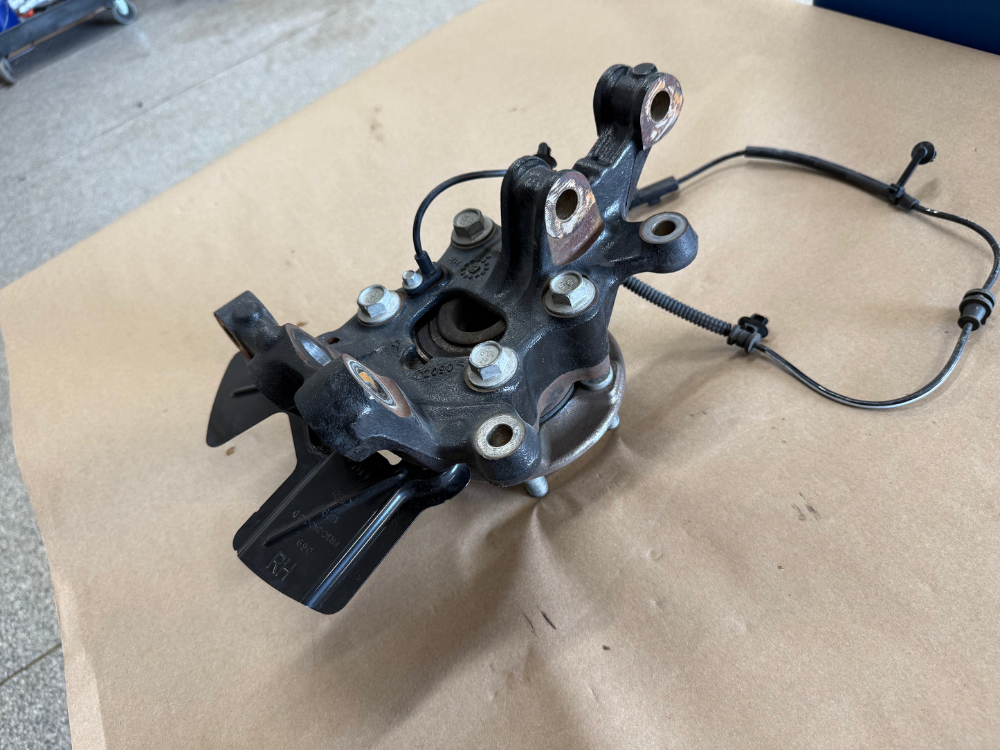 2021-2023 Ford Mustang 5.0 GT RH Passenger Side Front Spindle Knuckle Hub 4 Bolt