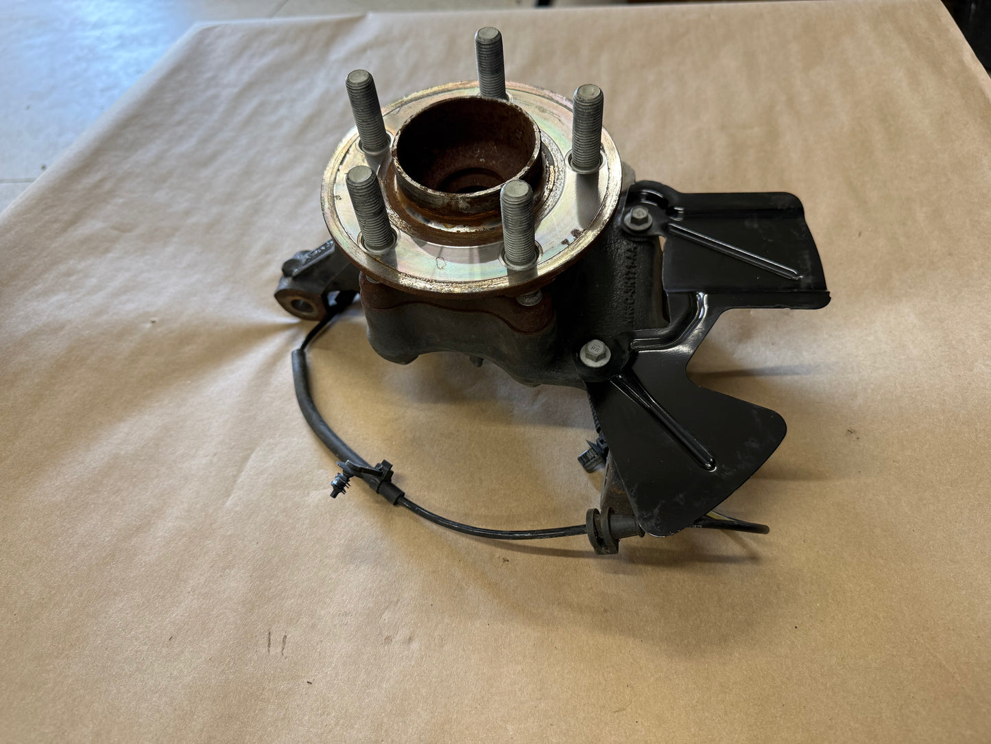 2021-2023 Ford Mustang 5.0 GT LH Driver Side Front Spindle Knuckle Hub 4 Bolt