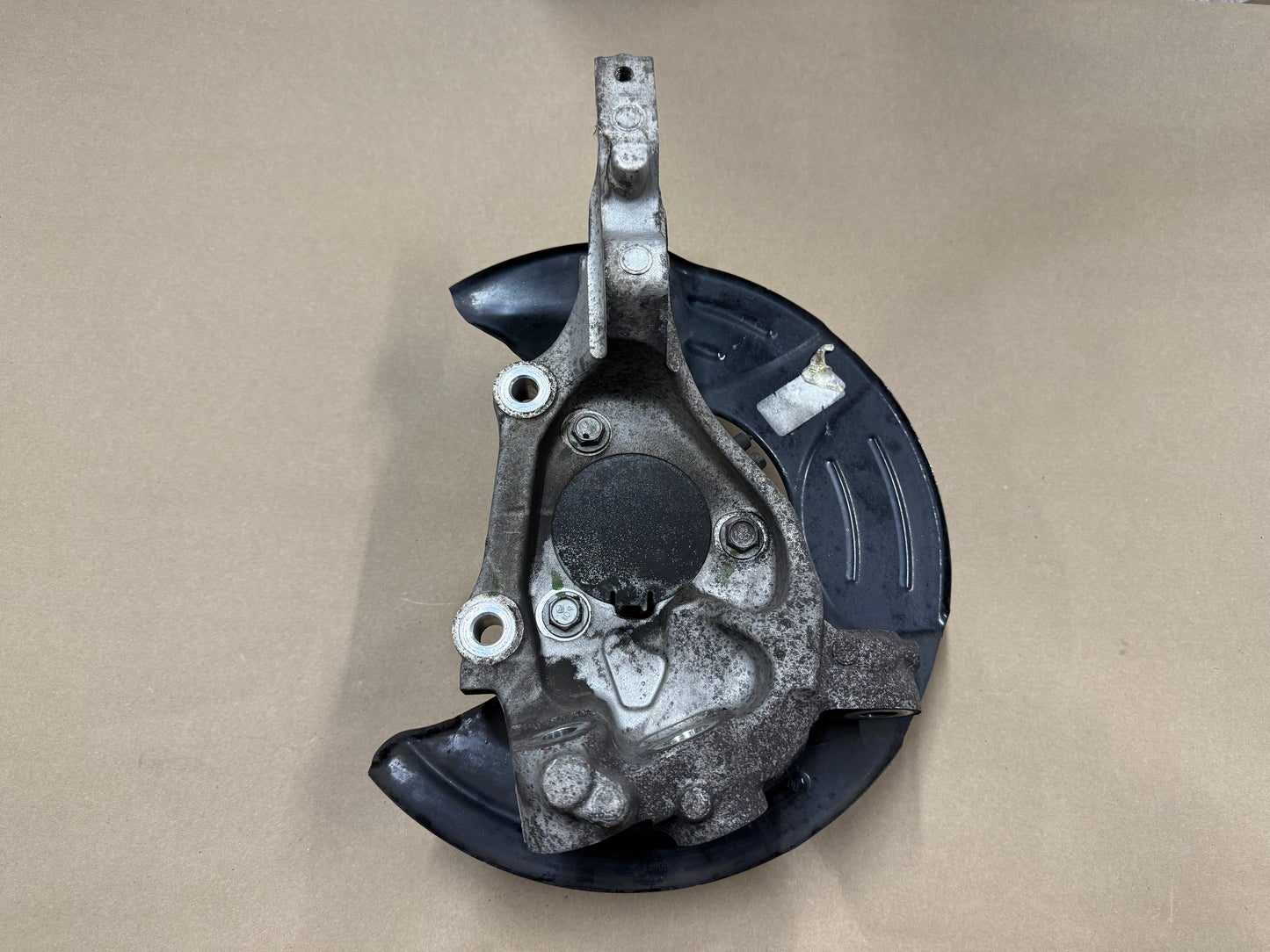 2010-2015 Chevrolet Camaro SS LH Driver Front Spindle Knuckle Hub GM