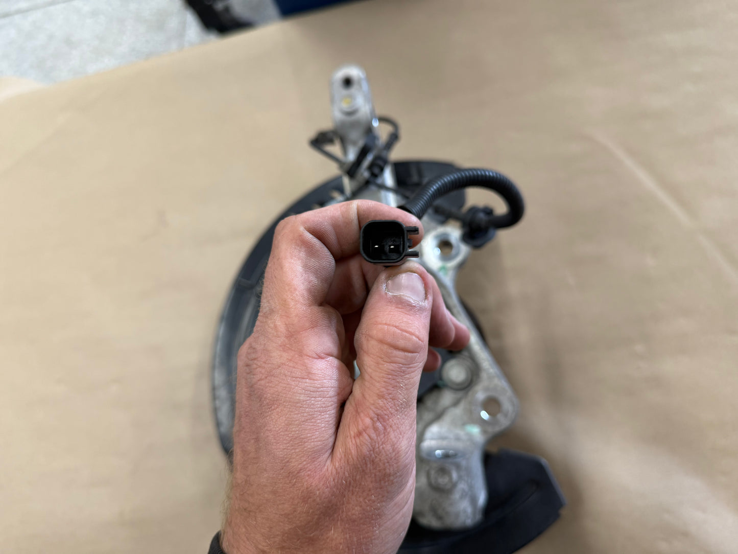2016-2023 Chevrolet Camaro SS RH Passenger Front Spindle Knuckle Hub GM
