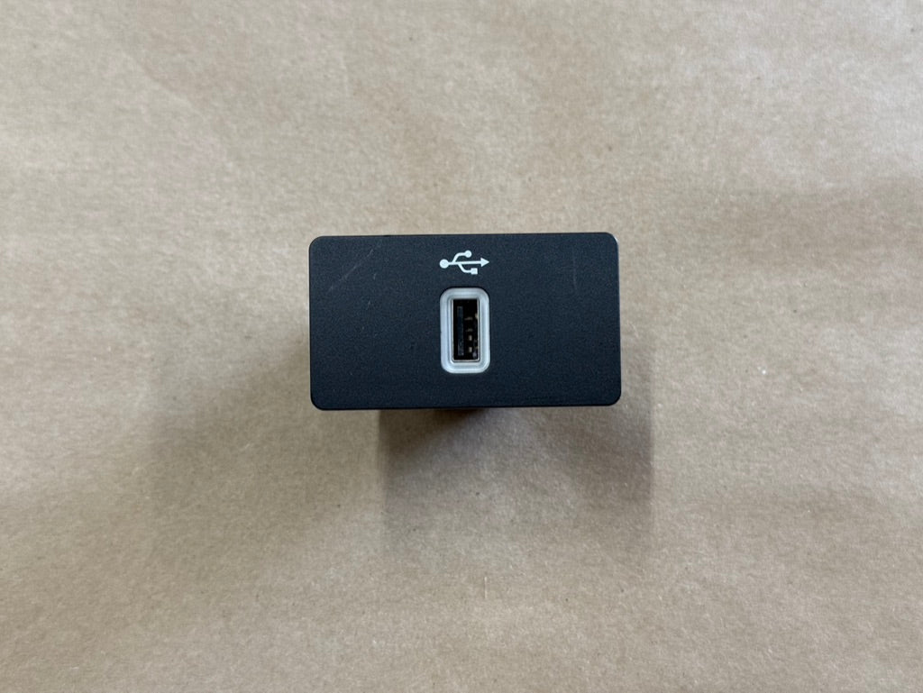 Ford Mustang USB Port OEM 16-17