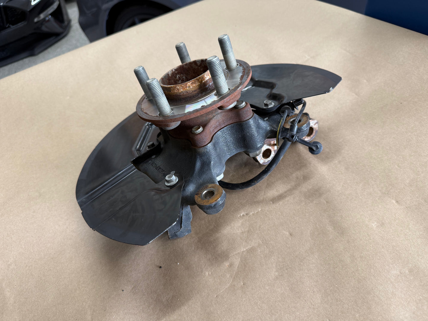 2021-2023 Ford Mustang 5.0 GT LH Driver Side Front Spindle Knuckle Hub 4 Bolt