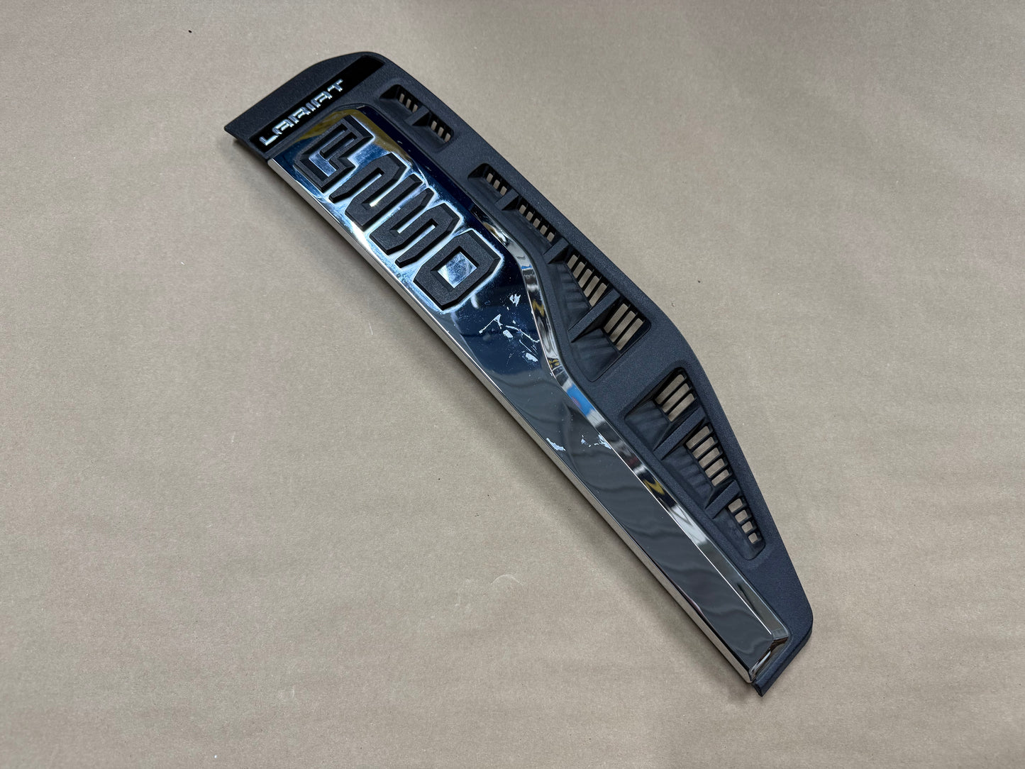 2023-2025 Ford F-250 F-350 Lariat RH Pass. Side Fender Insert Emblem Vent