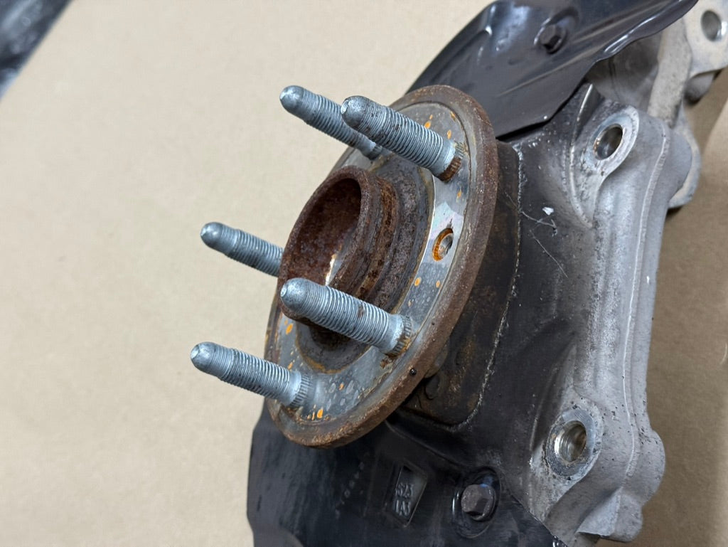 2010-2015 Chevrolet Camaro SS LH Driver Front Spindle Knuckle Hub GM