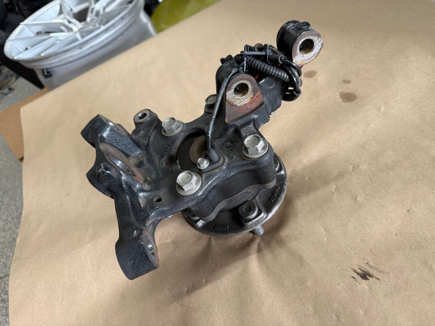 2021-2023 Ford Mustang 5.0 GT LH Driver Side Front Spindle Knuckle Hub 4 Bolt