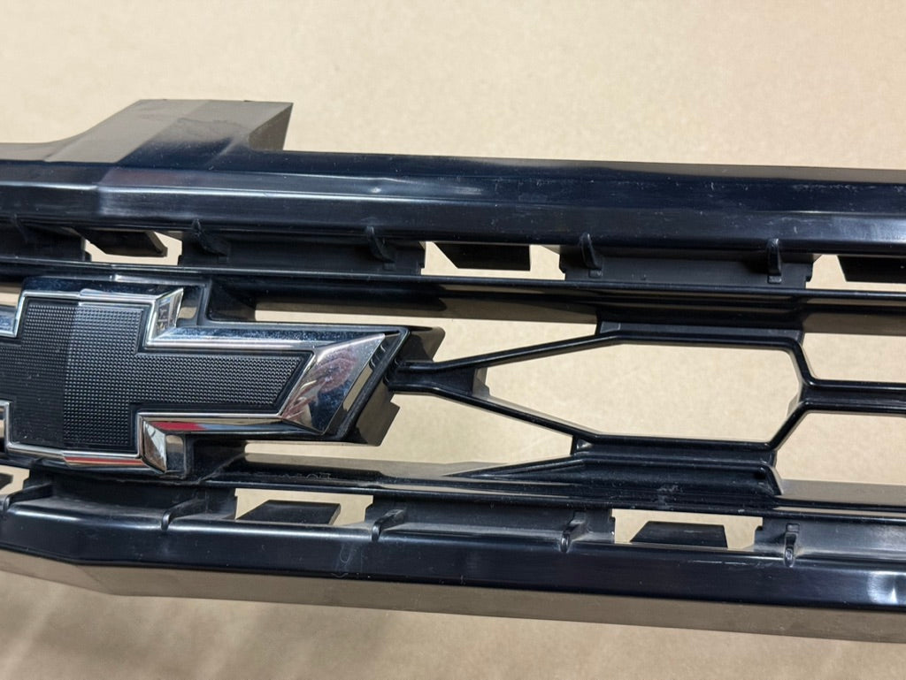2016-2018 Chevrolet Camaro SS Front Bumper Upper Grille "GM"