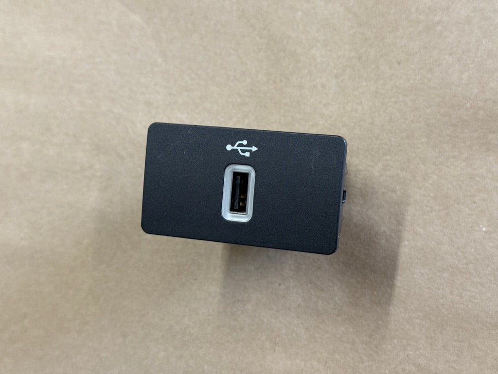 Ford Mustang USB Port OEM 16-17