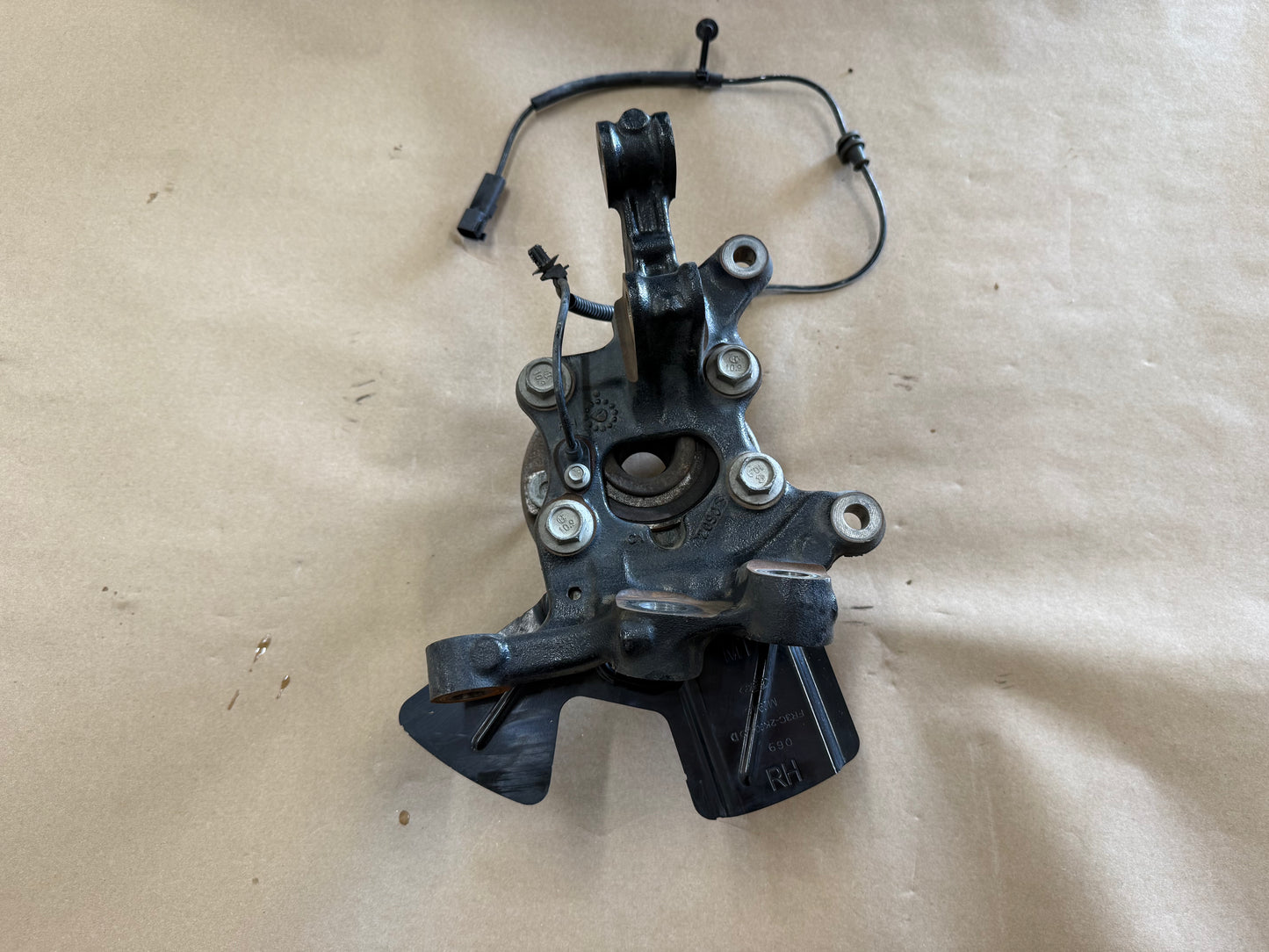 2021-2023 Ford Mustang 5.0 GT RH Passenger Side Front Spindle Knuckle Hub 4 Bolt