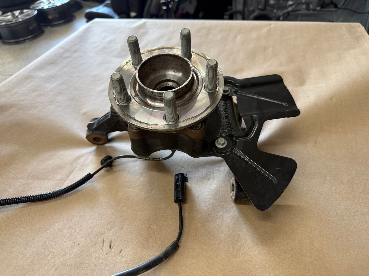 2021-2023 Ford Mustang 5.0 GT LH Driver Side Front Spindle Knuckle Hub 4 Bolt