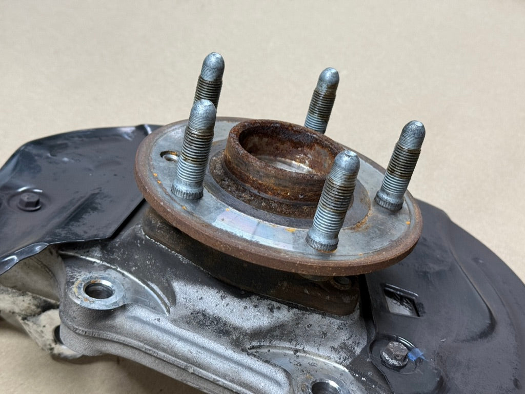 2010-2015 Chevrolet Camaro SS RH Passenger Side Front Spindle Knuckle Hub GM