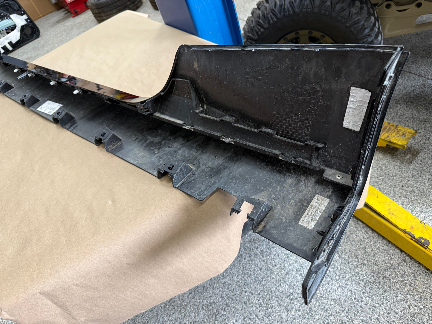 2024-2026 Ford Mustang GT RH Passenger Side Skirt Molding "Black"