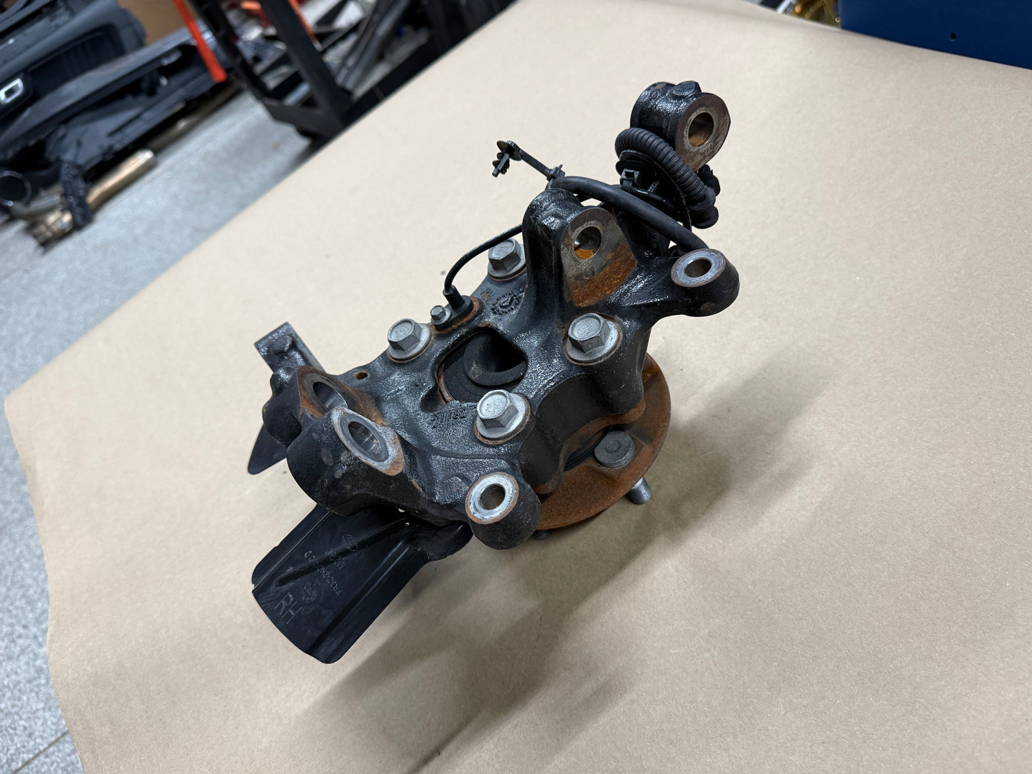 2021-2023 Ford Mustang 5.0 GT RH Passenger Side Front Spindle Knuckle Hub 4 Bolt