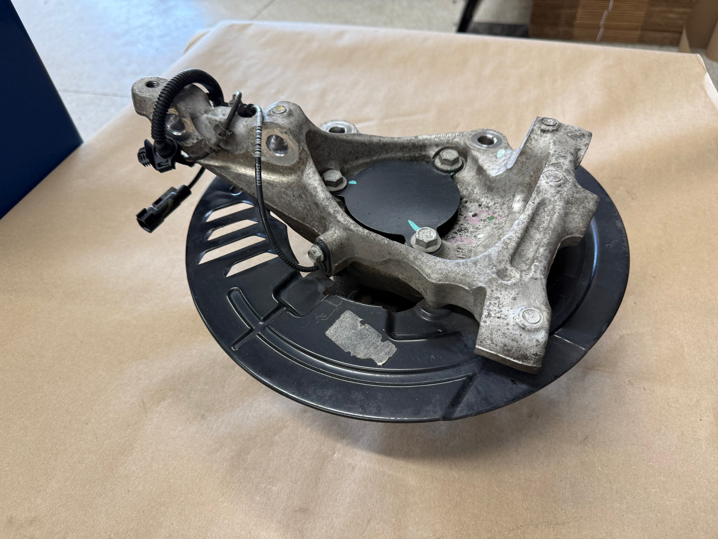 2016-2023 Chevrolet Camaro SS RH Passenger Front Spindle Knuckle Hub GM