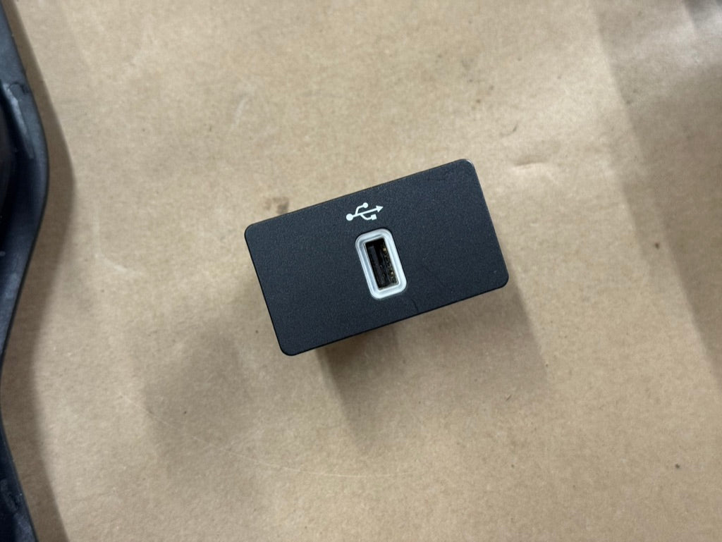 2021 Ford Mustang GT Touch Screen, Face Plate, Radio, Module USB Port