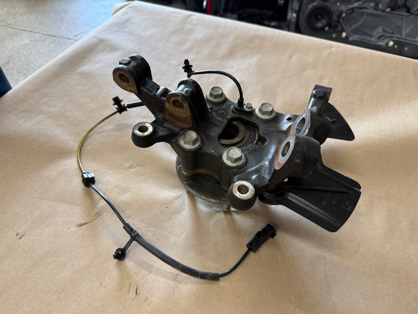 2021-2023 Ford Mustang 5.0 GT LH Driver Side Front Spindle Knuckle Hub 4 Bolt
