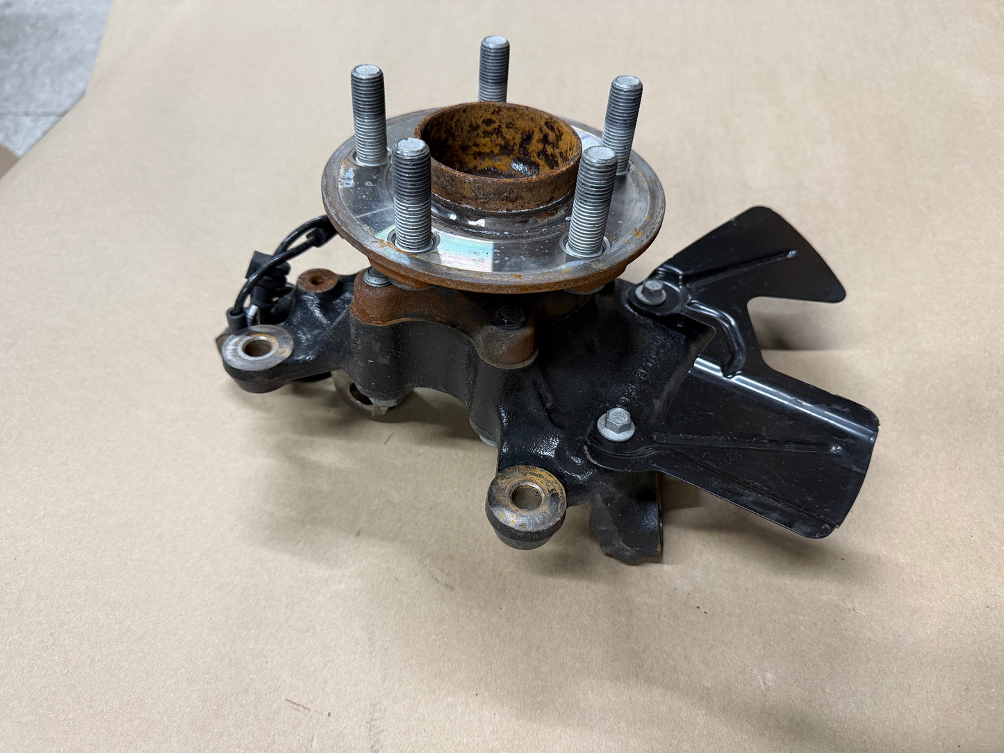 2021-2023 Ford Mustang 5.0 GT RH Passenger Side Front Spindle Knuckle Hub 4 Bolt