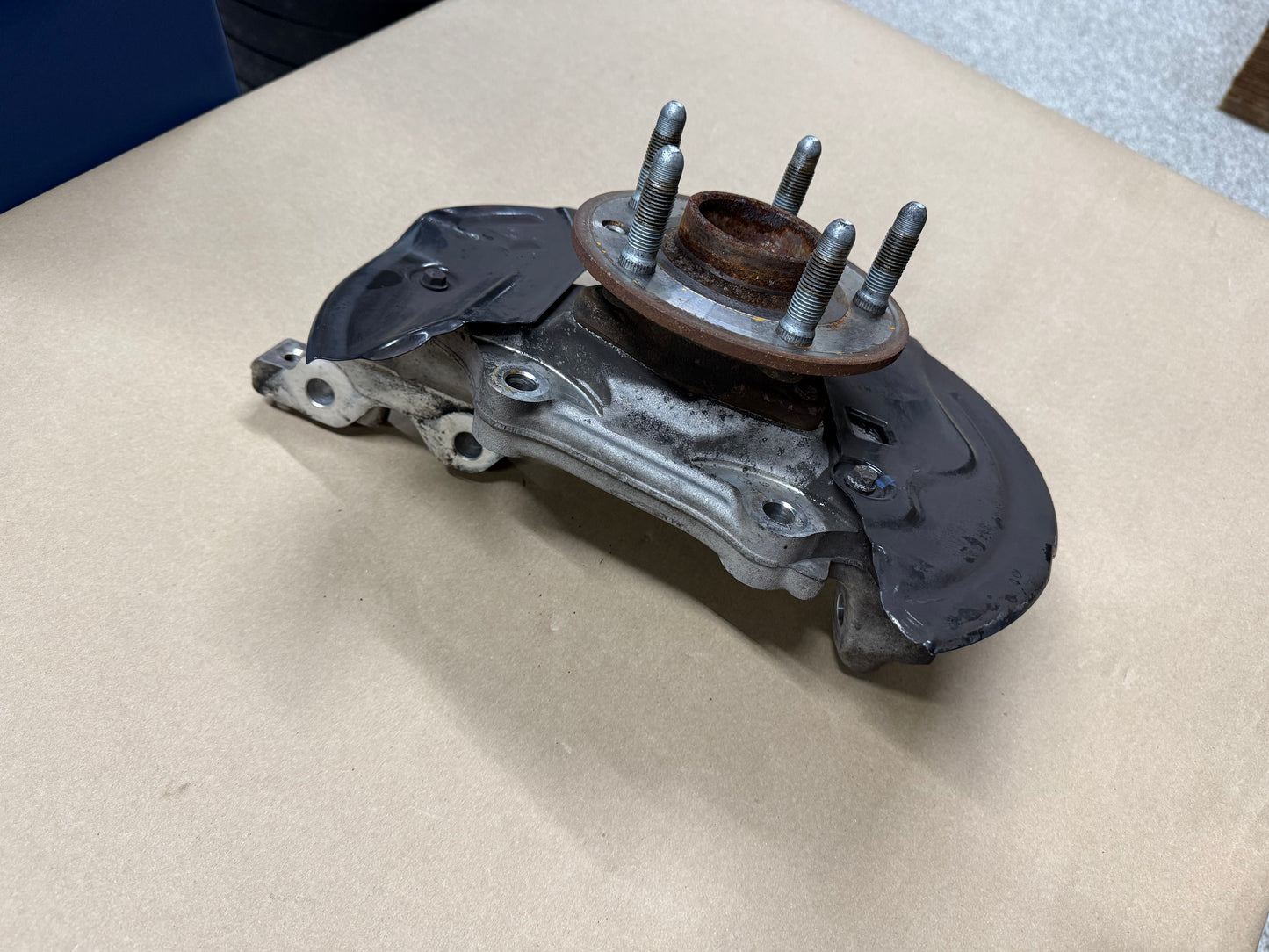 2010-2015 Chevrolet Camaro SS RH Passenger Side Front Spindle Knuckle Hub GM