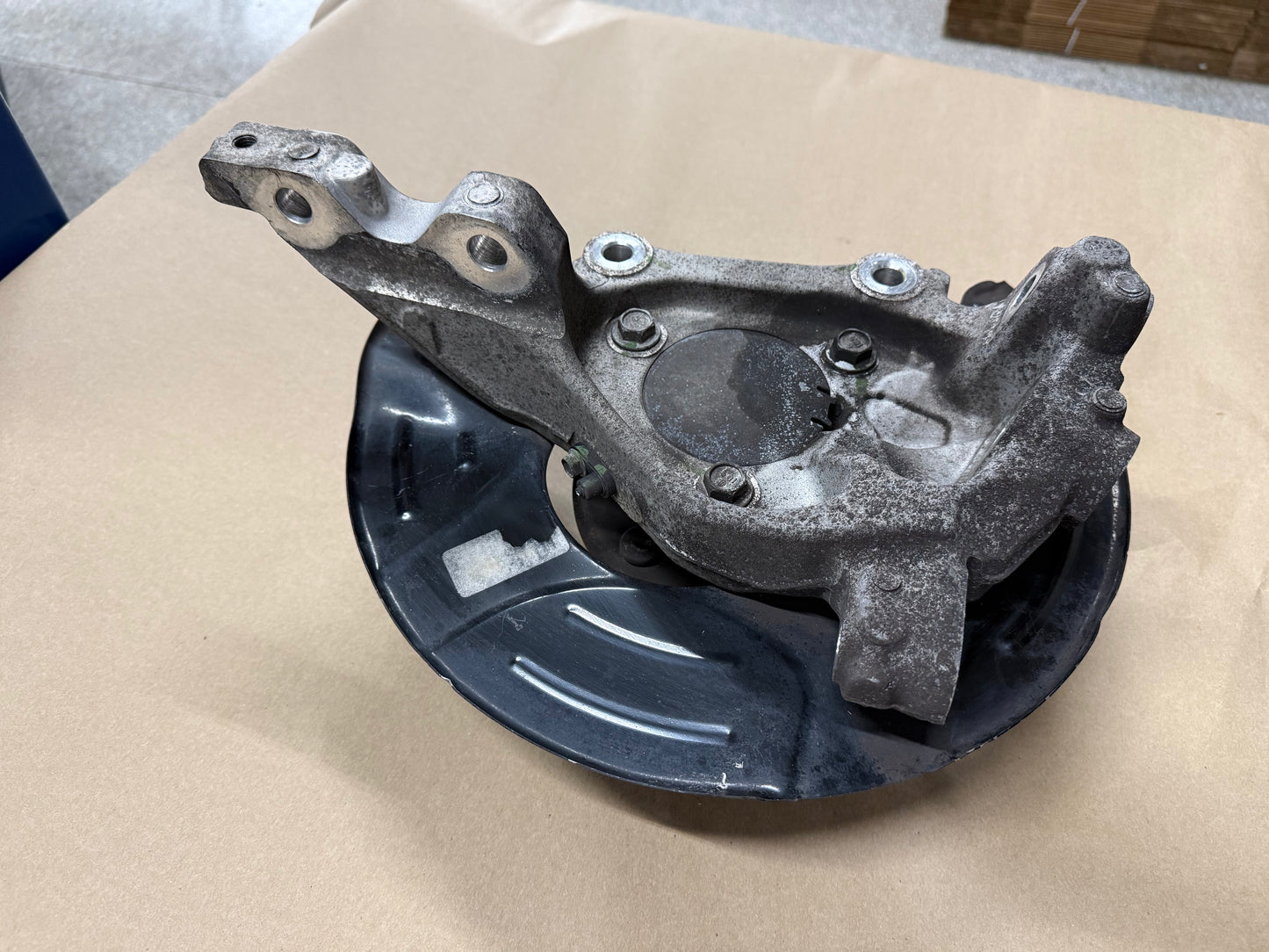 2010-2015 Chevrolet Camaro SS RH Passenger Side Front Spindle Knuckle Hub GM