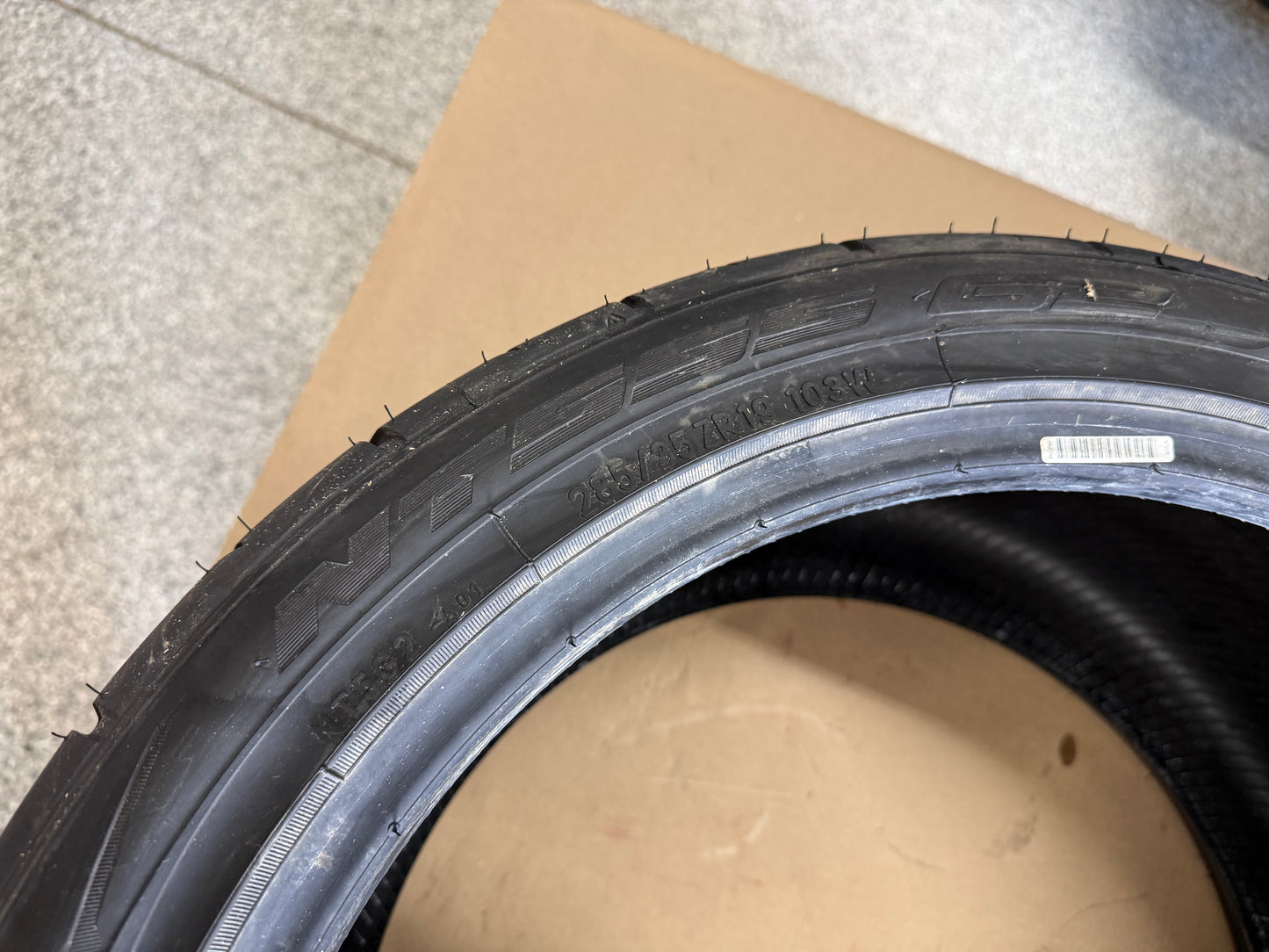 Nitto NT555 G2 285/35/19 Tire