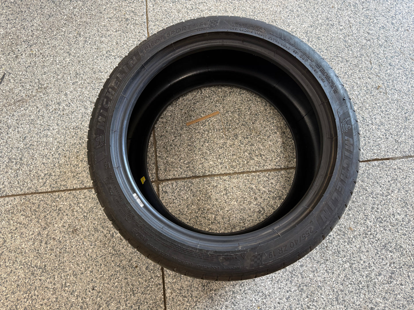 Michelin Pilot Sport 4 S 255/40/ZR19 Tire
