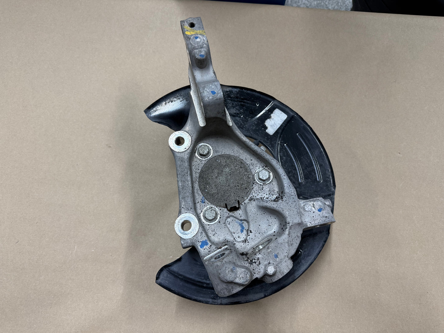2010-2015 Chevrolet Camaro SS LH Driver Front Spindle Knuckle Hub GM