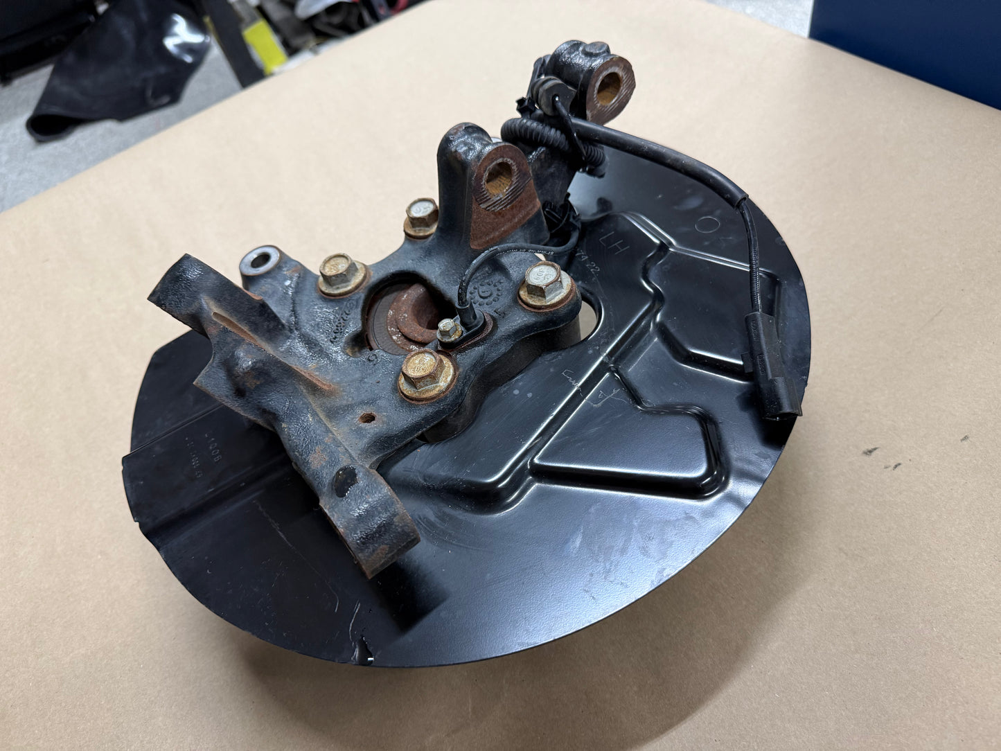 2021-2023 Ford Mustang 5.0 GT LH Driver Side Front Spindle Knuckle Hub 4 Bolt