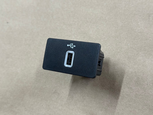 Ford Mustang USB Port OEM 16-17